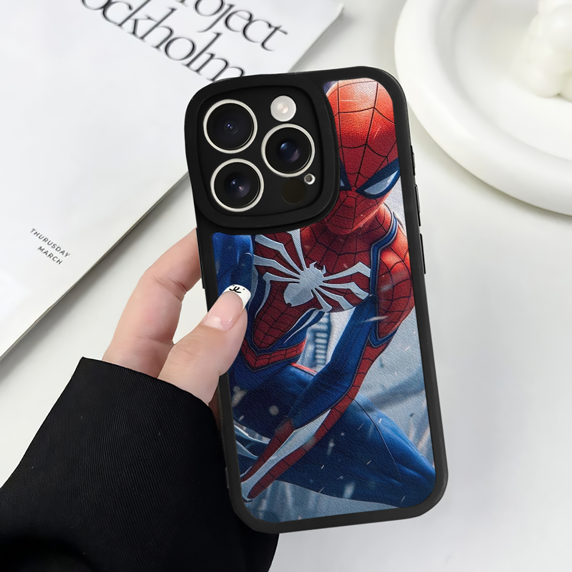 Spider Man スパイダーマン 【iPhone 16シリーズ対応】シリコンスマホケース（レザー調） 材質：シリコン
